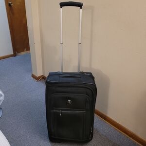 SWISS + GEAR Black Wheeled carry on Luggage 21"x14"x9"